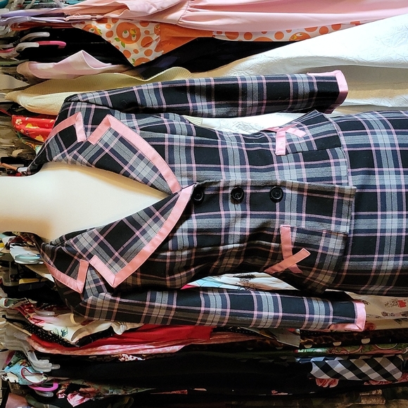 Beautiful Plaid Suit - Picture 2 of 6